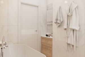 Ванная комната, дизайн проект, ванна, тумба с раковинами, полотенцесушитель, светильники, дизайн студия Васильевой Дарьи